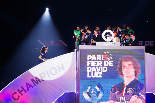 s David Luiz på väg upp till medaljceremonin efter fotbollsmatchen i Ligue 1 mellan Paris SG och Reims den 23 maj 2015 i Paris.