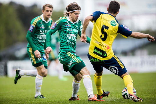  Ljungskiles Robin Iglicar i duell med Ängelholms Zeyn S-Latef