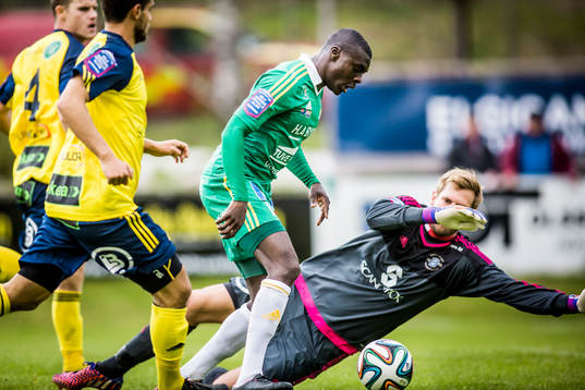  Ljungskiles Ken Sema i friläge (ej mål) med Ängelholms målvakt Oscar Berglund