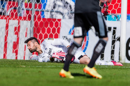 Halmstads målvakt Stojan Lukic räddar