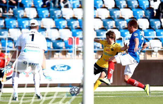 Elfsborgs Arber Zeneli i kamp om bollen med Åtvidabergs