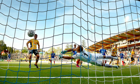 Mål 0-2 av Elfsborgs Per Frick förbi Åtvidabergs