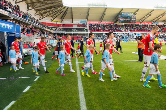  Spelarna tågar in till fotbollsmatchen i Allsvenskan mellan Kalmar och Malmö den 24 maj 2015 i Kalmar.