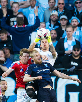 Malmö FFs målvakt Robin Olsen och Filip Helander samt Kalmars David Elm 