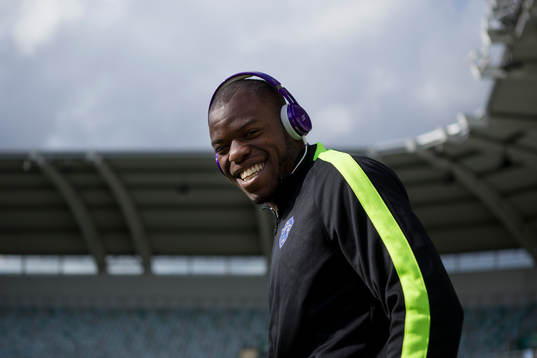 Falkenbergs Hakeem Araba går in på Gamla Ullevi vid ankomst till fotbollsmatchen i Allsvenskan mellan Häcken och Falkenberg den 25 maj 2015 i Göteborg.