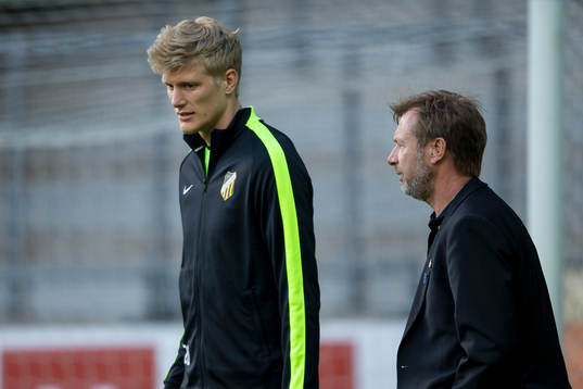 Häckens Tom Söderberg i samspråk med tränare Peter Gerhardsson innan fotbollsmatchen i Allsvenskan mellan Häcken och Falkenberg den 25 maj 2015 i Göteborg.