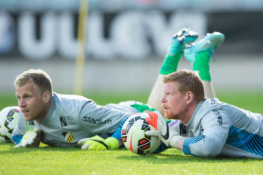 Häckens målvakt Peter Abrahamsson och målvakt Christoffer Källqvist värmer upp innan fotbollsmatchen i Allsvenskan mellan Häcken och Falkenberg den 25 maj 2015 i Göteborg.