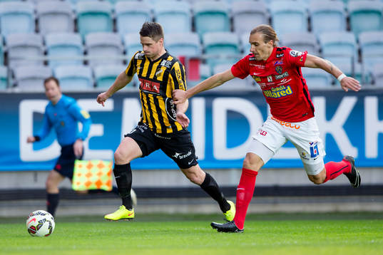 Häckens Gunnar Heidar Thorvaldsson före Falkenbergs Tobias Carlsson