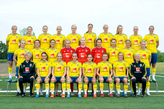 Sveriges spelare poserar fö ren lagbild innan en träning med landslaget den 25 maj 2015 i Toronto. Bakre raden fr.v. Linda Sembrant, Emma Berglund, Lisa Dahlkvist, Sofia Jakobsson, Nilla Fischer, Lotta Schelin, Amanda Ilestedt, Emma Lundh, Caroline Seger och Lina Nilsson. Mellanraden fr.v. Mimmi Löfwenius, Therese Sjögran, Marija Banusic, målvakt Hilda Carlén, målvakt Hedvig Lindahl, målvakt Carola Söberg, Charlotte Rohlin, Olivia Schough och Jenny Hjohlman. Främre raden fr.v. Förbundskapten Pia Sundhage, Emilia Appelqvist, Elin Rubensson, Kosovare Asllani, Malin Diaz, Jessica Samuelsson, Sara Thunebro och assisterande förbundskapten Lilie Persson.