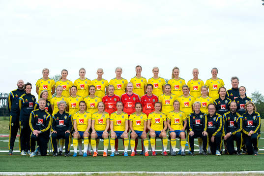 Sveriges ledare och spelare poserar för en gruppbild innan en träning med landslaget den 25 maj 2015 i Toronto. Bakre raden fr.v. Andreas Janmyr, analytiker, Linda Sembrant, Emma berglund, Lisa Dahlkvist, Sofia Jakobsson, Nilla Fischer, Lotta Schelin, Amanda Ilestedt, Emma Lundh, Caroline Seger, Lina Nilsson, målvaktstränare Mikael Olsson. Mellanraden fr.v. materialare Jessica Karlsson, landslagschef Marika Domanski Lyfors, Mimmi Löfwenius, Therese Sjögran, Marija Banusic, målvakt Hilda Carlén, målvakt Hedvig Lindahl, målvakt Carola Söberg, Charlotte Rohlin, Olivia Schough, Jenny Hjohlman, sjukgymnast Annica Näsmark och koordinator Linn Backe. Främre raden fr.v. Sjukgymnast Jörgen Sandberg, förbundskapten Pia Sundhage, Emilia Appelqvist, Elin Rubensson, Kosovare Asllani, Malin Diaz, Jessica Samuelsson, Sara Thunebro, assisterande förbundskapten Lilie Persson, läkare Yelverton Tegner, tränare Matti Demegård och pressansvarig Rebecca Hedin.