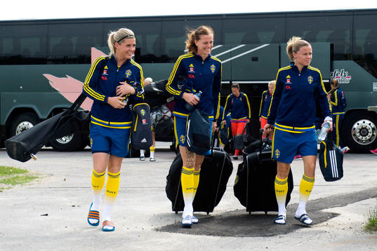 Sveriges Olivia Schough, Lotta Schelin och Sara Thunebro anländer till en träning med landslaget den 25 maj 2015 i Toronto.