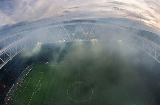 Översikt över ett rökfyllt Tele2 Arena inför andra halvlek