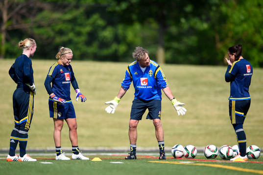 Sveriges målvakt Hedvig Lindahl, målvakt Hilda Carlén och målvakt Carola Söberg får instruktioner av Målvaktstränare Mikael Olsson