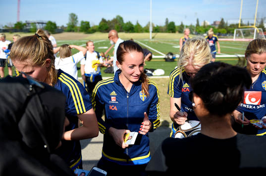 Sveriges Kosovare Asllani signerar kort