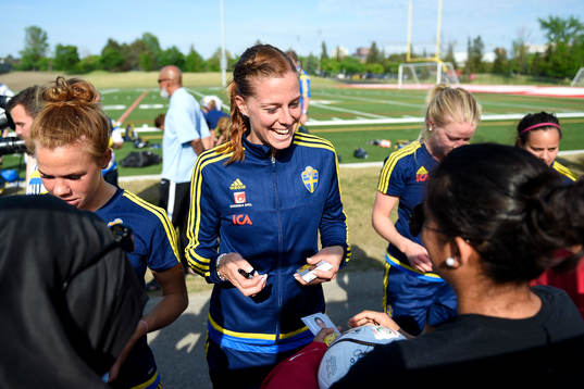 Sveriges Lotta Schelin signerar kort