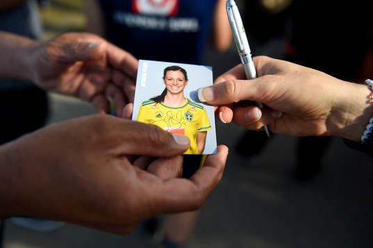 Sveriges Lotta Schelin delar ut signerade kort