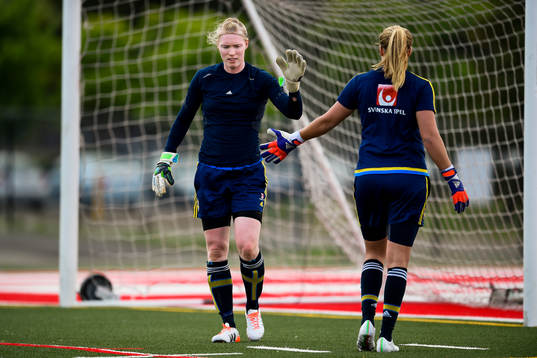 Sveriges målvakt Hedvig Lindahl och målvakt Hilda Carlén