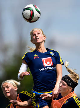 Sveriges Sofia Jakobsson (m) i nickduell med Nilla Fischer (v) och Elin Rubensson (h)