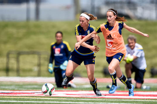 Sveriges Sara Thunebro i kamp med Kosovare Asllani