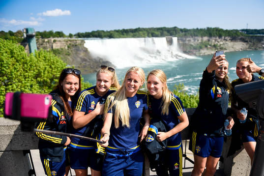 Sveriges Emilia Appelqvist, målvakt Hilda Carlén, Amanda