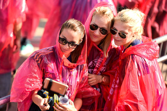 Sveriges Kosovare Asllani, Emma Lund och Mimmi Löfwenius tar en selfie en utflykt till Niagarafallen med landslaget den 28 maj 2015 i Niagarafallen.