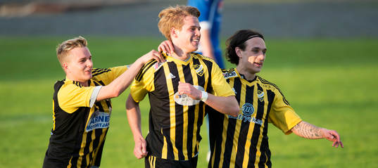 IFK Hässleholms Filip Ranmo har gjort 3-0 och grattas