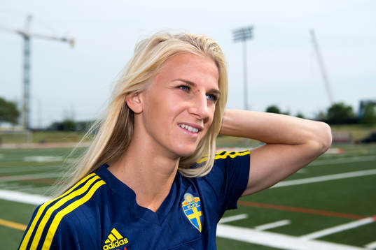 Sveriges Sofia Jakobsson blir intervjuad innan en träning med landslaget den 29 maj 2015 i Toronto.