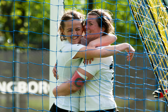 Hittarps Maria Westerblad kramas av medspelare