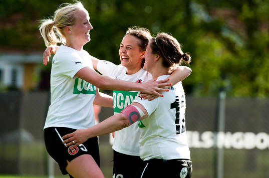 Hittarps Maria Westerblad kramas av medspelare