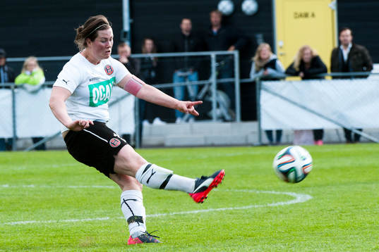 Hittarps Maria Westerblad skjuter in 0-3 målet bakom