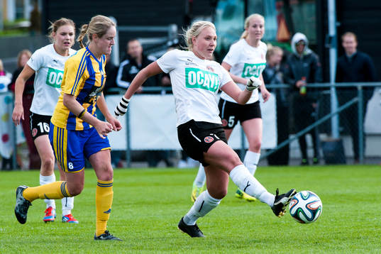 Hittarps Frida Jörliden gör en passning till Maria Westerblas (ej på bilden) som sedan skjuter bollen över Eskilsminnes målvakt Lina Jepsen (ej på bilden)