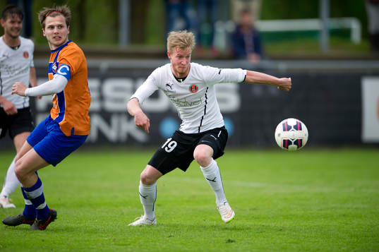 Hittarps Niklas Svensson vänder bort Vejbys Andreas Ljung