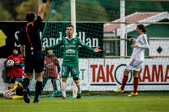  Ljungskiles Admir Bajrovic reagerar på ett domslut av domare Kaspar Sjöberg
