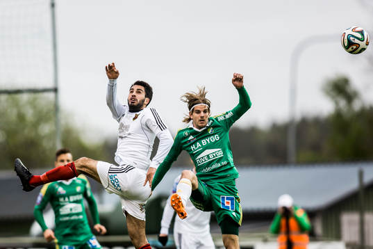  Östersunds Brwa Hekmat Nouri i duell med Ljungskiles Robin Iglicar