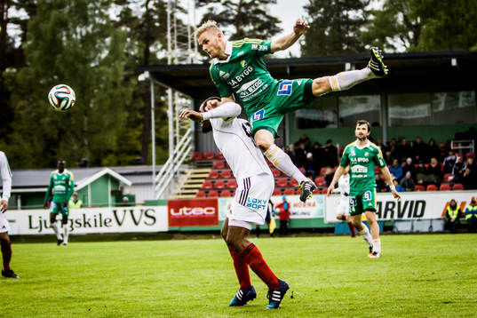  Ljungskiles Niclas Andersén i duell med Östersunds Alex Dyer