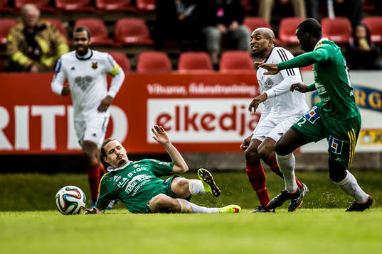  Östersunds Fouad Bachirou tar sig förbi Ljungskiles Jonas Lindberg (v) och Ken Sema