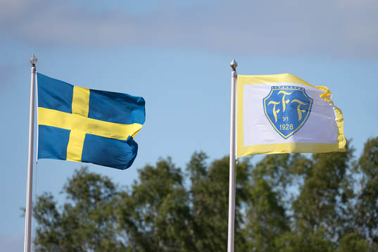 Falkenbergs FFs flagga och Sveriges flagga