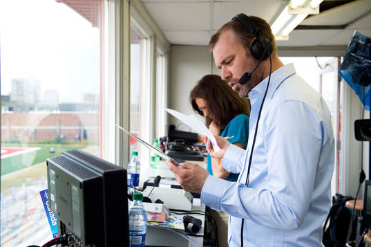 Daniel Kristiansson, kommentator TV4, förbereder sig