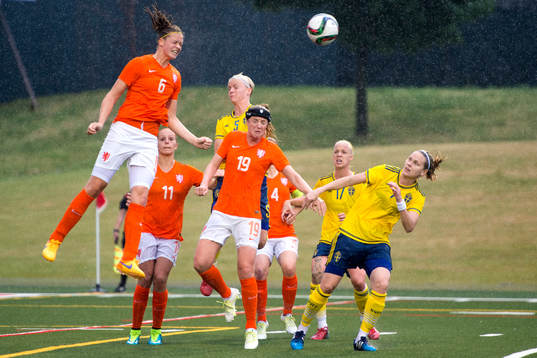 Nederländernas Anouk Dekker nickar bollen framför Sveriges Nilla Fischer, Nederländernas Kirsten van de Ven, Sveriges Caroline Seger och Lisa Dahlkvist