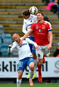 Norrköpings Andreas Hadenius i ryggen på Kalmars David Elm ovanför Norrköpings Daniel Sjölund