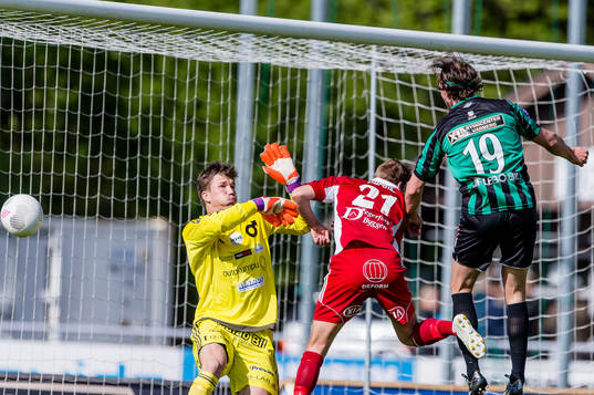 Varbergs David Johannesson nickar strax utanför Degerfors målvakt August Strömberg högra stolpe