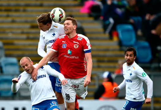 Norrköpings Andreas Hadenius i ryggen på Kalmars David Elm ovanför Norrköpings Daniel Sjölund