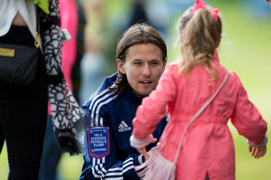 IFK Göteborgs Lasse Vibe skriver en autograf till en liten