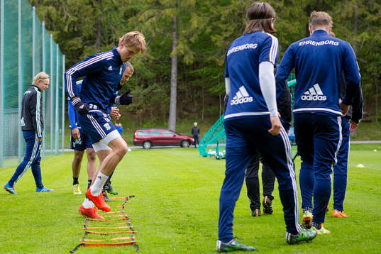 IFK Göteborgs Thomas Rogne värmer upp