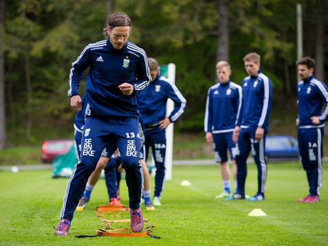 IFK Göteborgs Gustav Svensson värmer upp