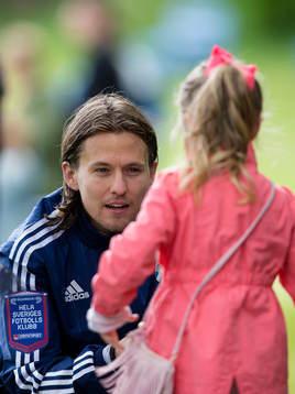 IFK Göteborgs Lasse Vibe skriver en autograf till en liten