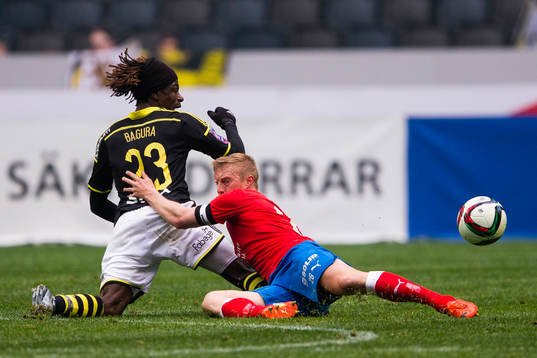 s Mohamed Bangura i kamp om bollen med Helsingborgs Peter Larsson under fotbollsmatchen i Allsvenskan mellan AIK och Helsingborg den 31 maj 2015.