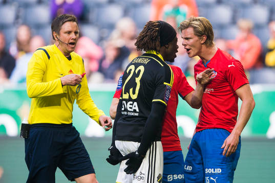 s Mohamed Bangura och Helsingborgs Emil Krafth är osams under fotbollsmatchen i Allsvenskan mellan AIK och Helsingborg den 31 maj 2015.