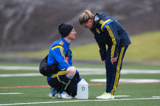Sveriges sjukgymnast Jörgen Sandberg undersöker Olivia Schough