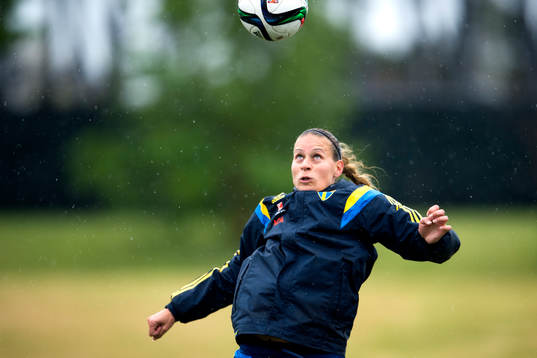 Sveriges Charlotte Rohlin nickar en boll